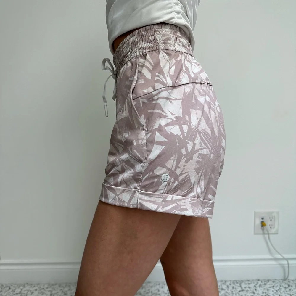 Lululemon Spring Breakaway Shorts Floral - Picture 2 of 4